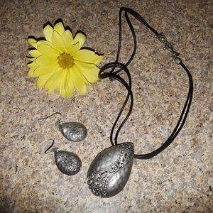 Premier Designs Necklace and Earrings Set